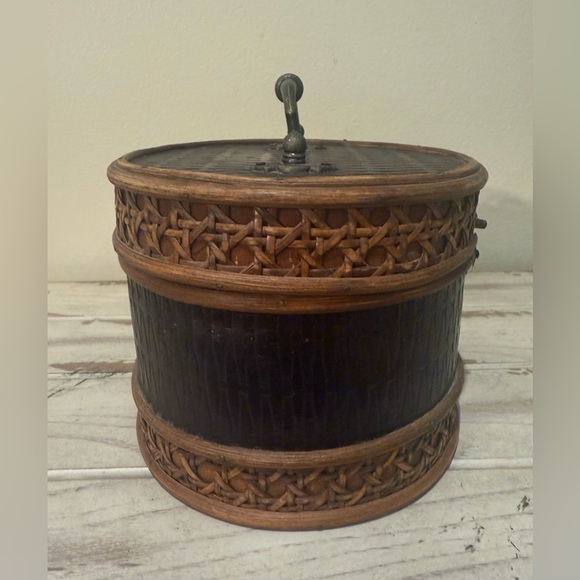Vintage Handcrafted Wooden Circular Trinket Keepsake Box With Handle - Picture 2 of 9